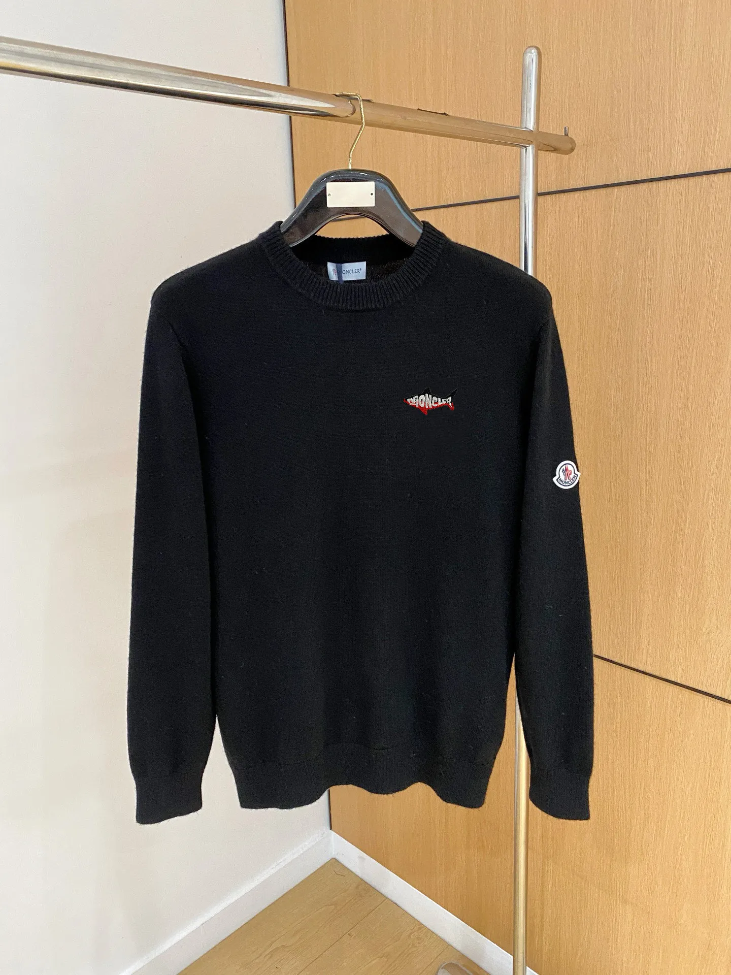 P110，〖 𝐌𝐎𝐍𝐂𝐋𝐄𝐑~ 〗 Premium Series Premium Factory Quality 、 、 ： Black White Sizes：M L XL 2XL 3XL